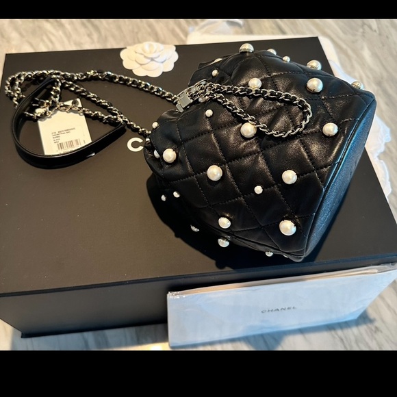 Brand new rare CHANEL bucket bag with pearl embelishment - Picture 14 of 14